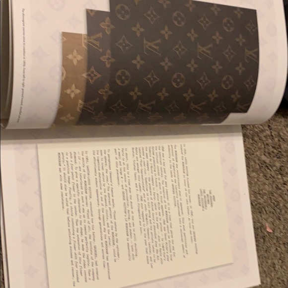 LOUIS VUITTON COFFEE TABLE BOOK - Picture 3 of 5